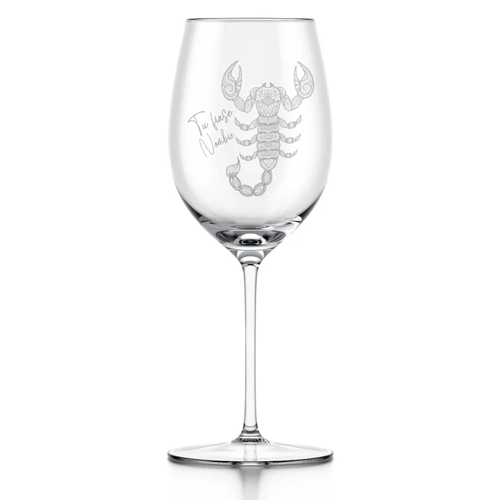 Copa de vino grabada con el signo de Escorpio y un nombre