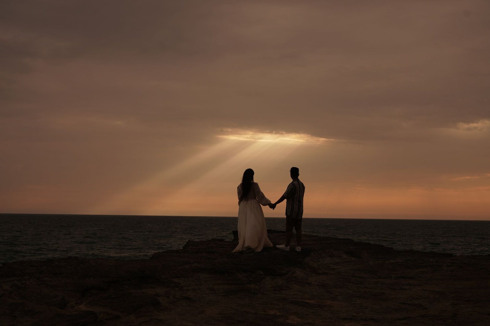 Pareja de la mano al atardecer, imagen que ilustra la carta compuesta de pareja