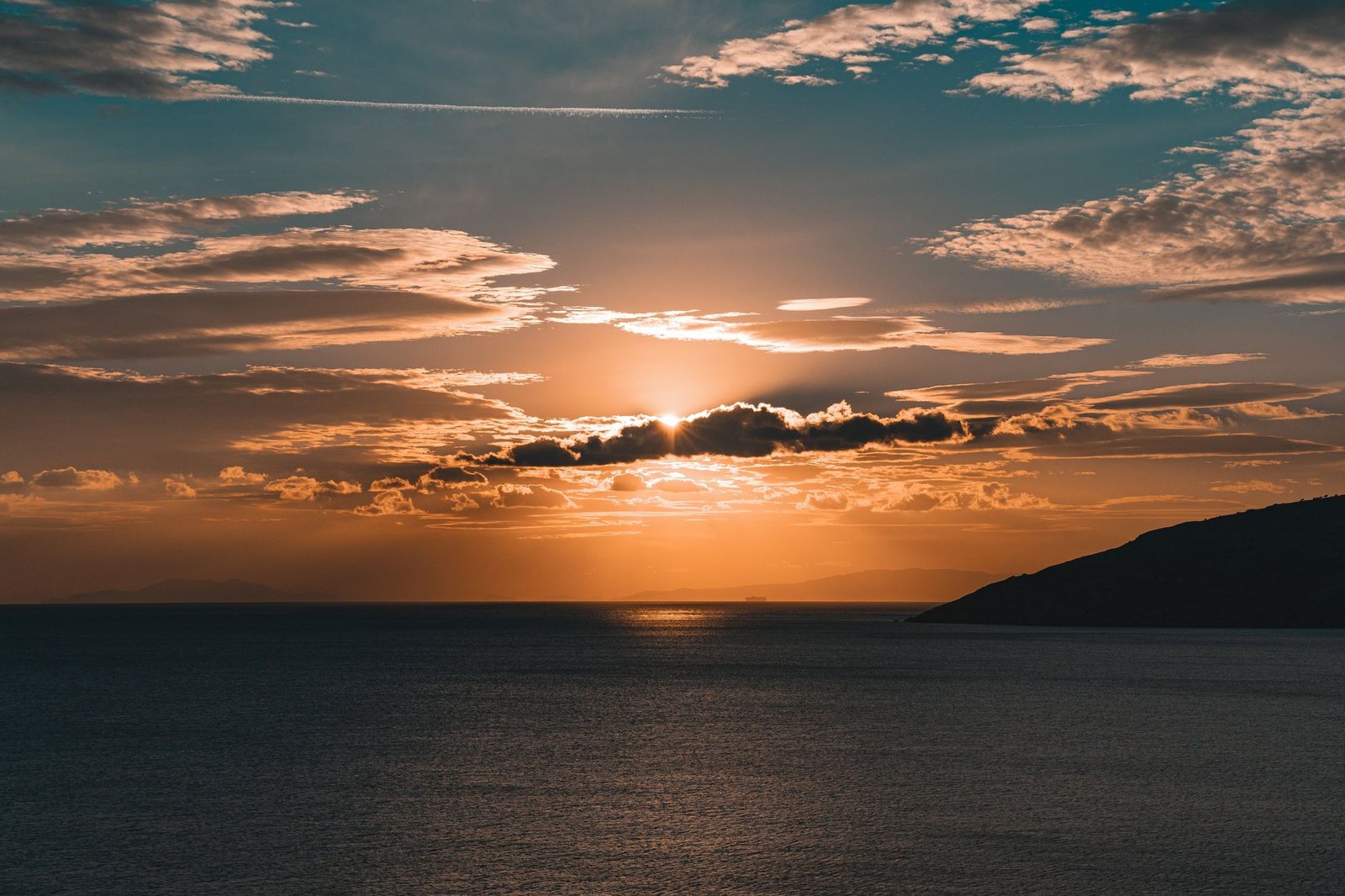 Amanecer sobre el horizonte marino que simboliza el signo ascendente en la carta natal