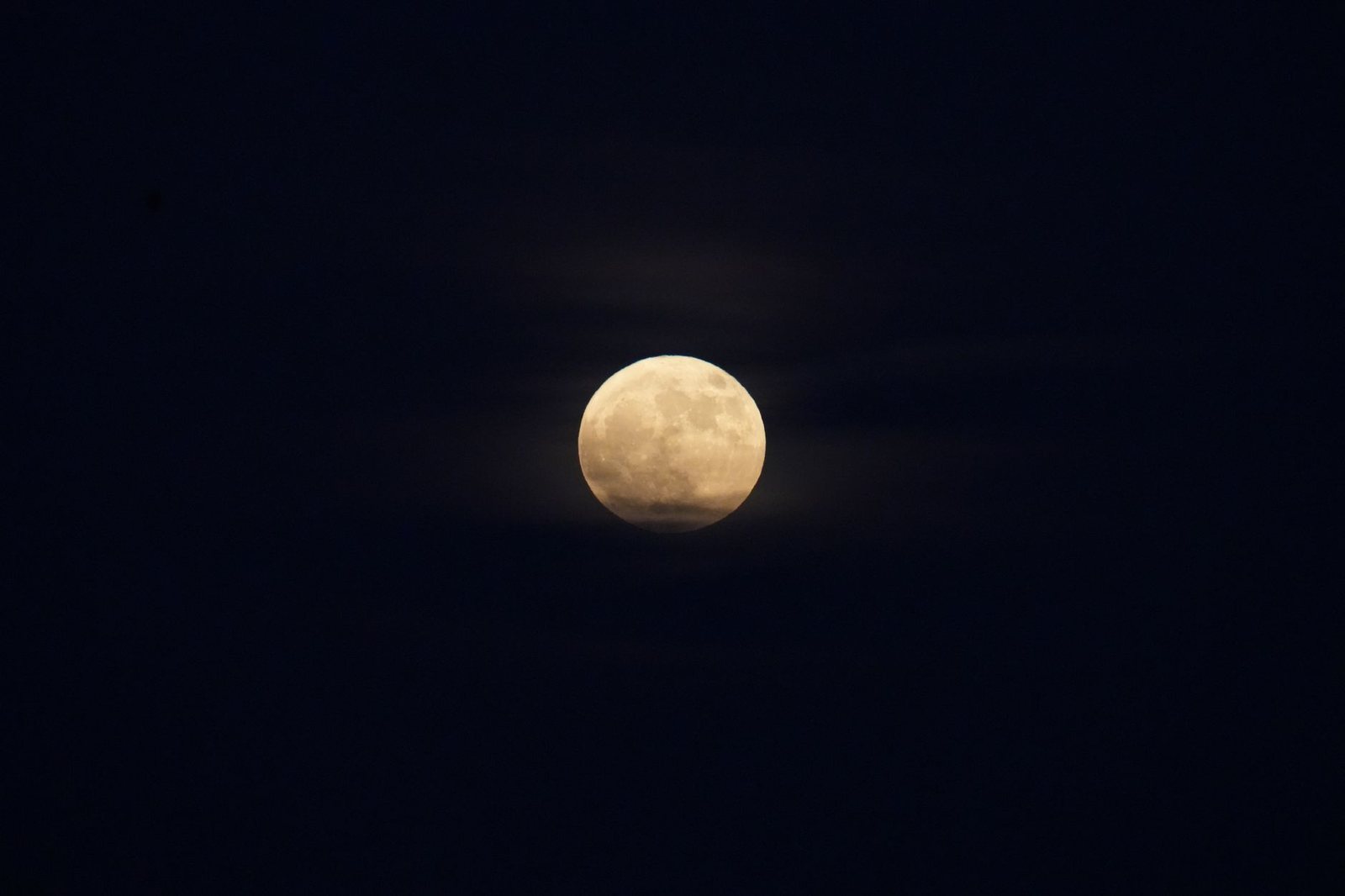 Luna llena en un cielo nocturno, símbolo del mundo emocional en astrología