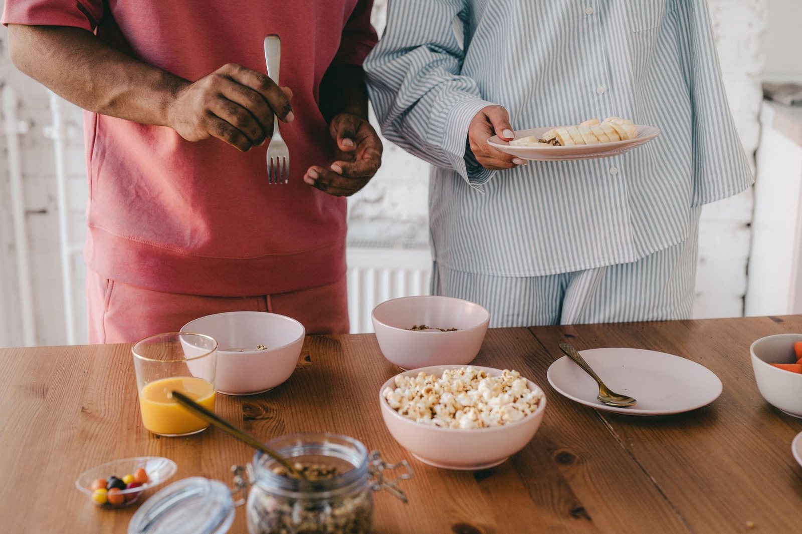 Pareja desayunando junta en la cocina, con sensación de hogar compartido