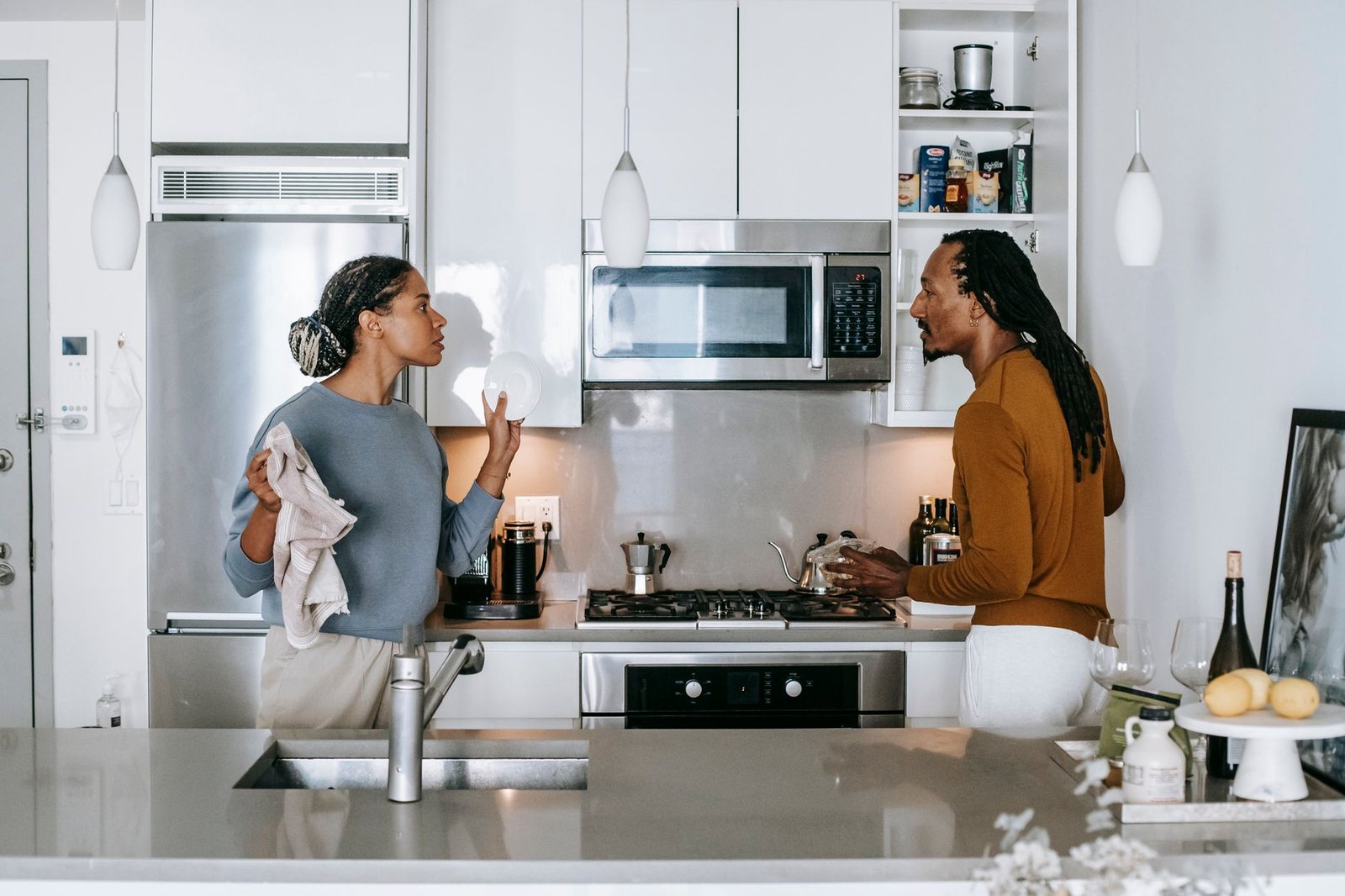 Pareja discutiendo en la cocina, reflejo de la reactividad emocional entre Luna y Marte