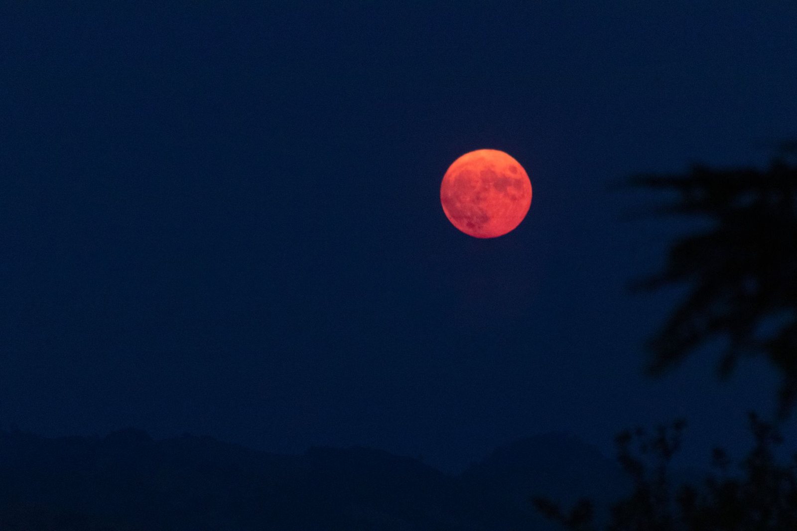 Luna llena sobre un cielo rojizo que evoca la unión de Luna y Marte