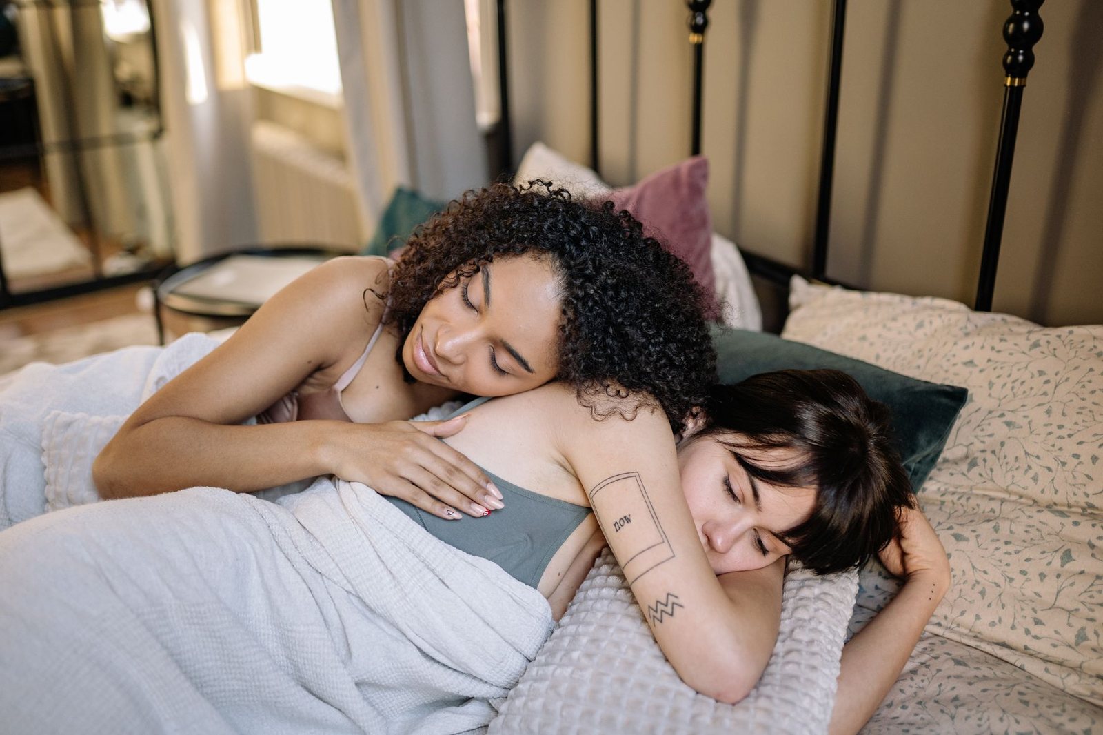 Pareja abrazándose tras una discusión, reconciliación con deseo y fricción