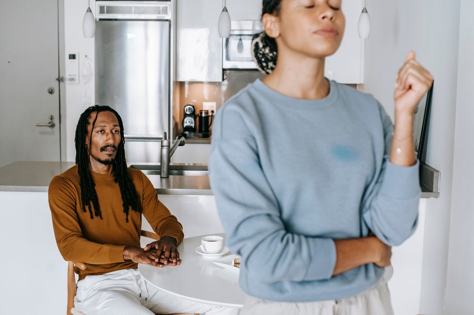 Pareja discutiendo en la cocina, reflejo del conflicto de Marte en sinastría