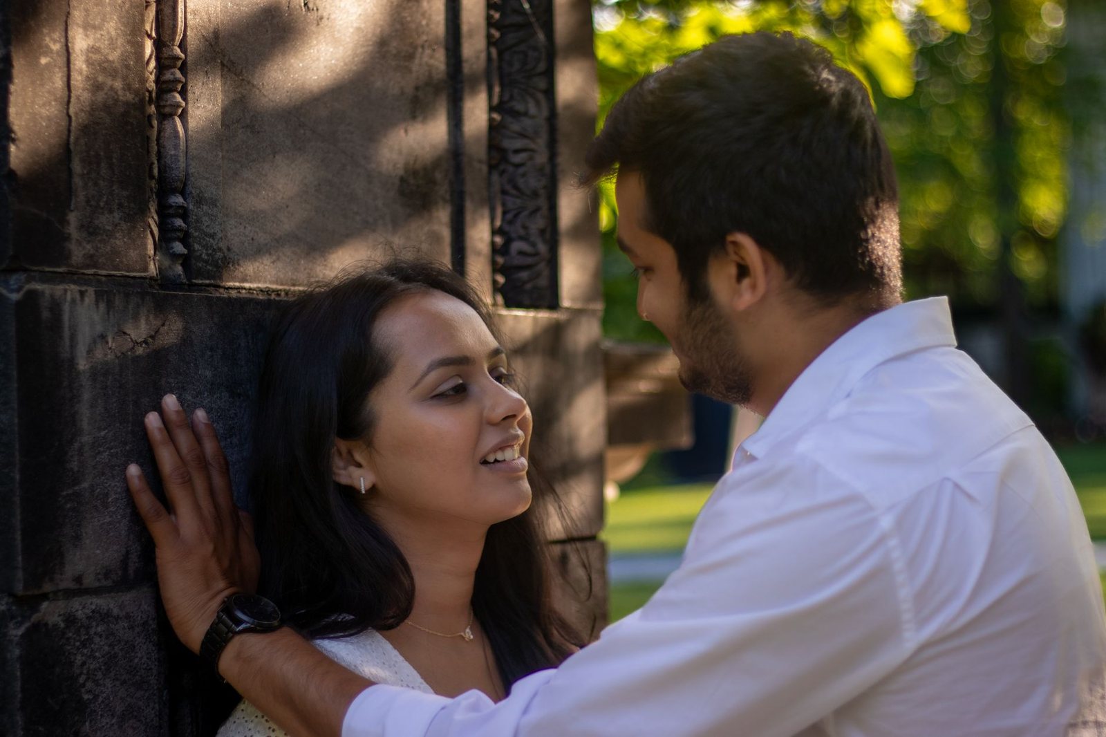Mujer mirando con admiración a un hombre sonriente durante un encuentro casual