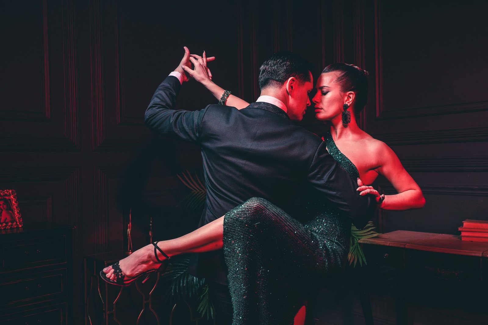 Pareja bailando tango con pasión como metáfora de Venus oposición Marte en sinastría