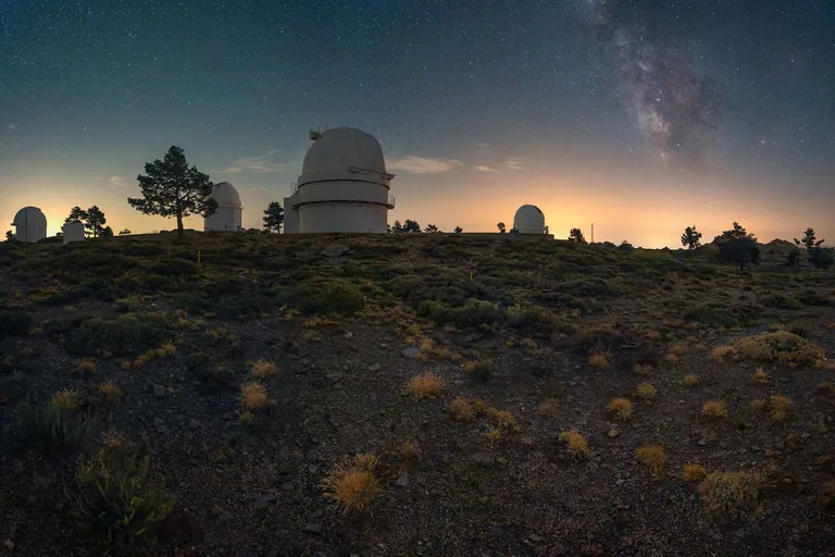 Sinastría gratis: qué calcular tú y qué pide un estudio Pareja mirando el cielo estrellado de noche, símbolo de una sinastría gratis