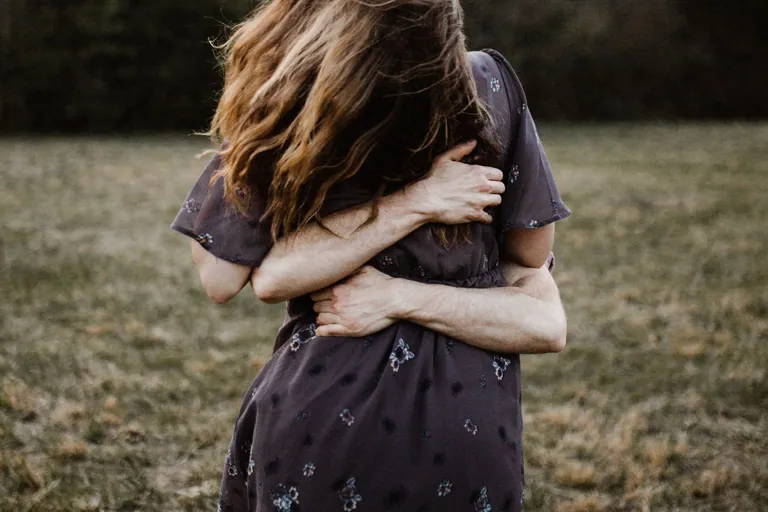 Carta astral de pareja: qué es, cómo se lee y qué revela Pareja contemplando el cielo estrellado, imagen de la carta astral de pareja