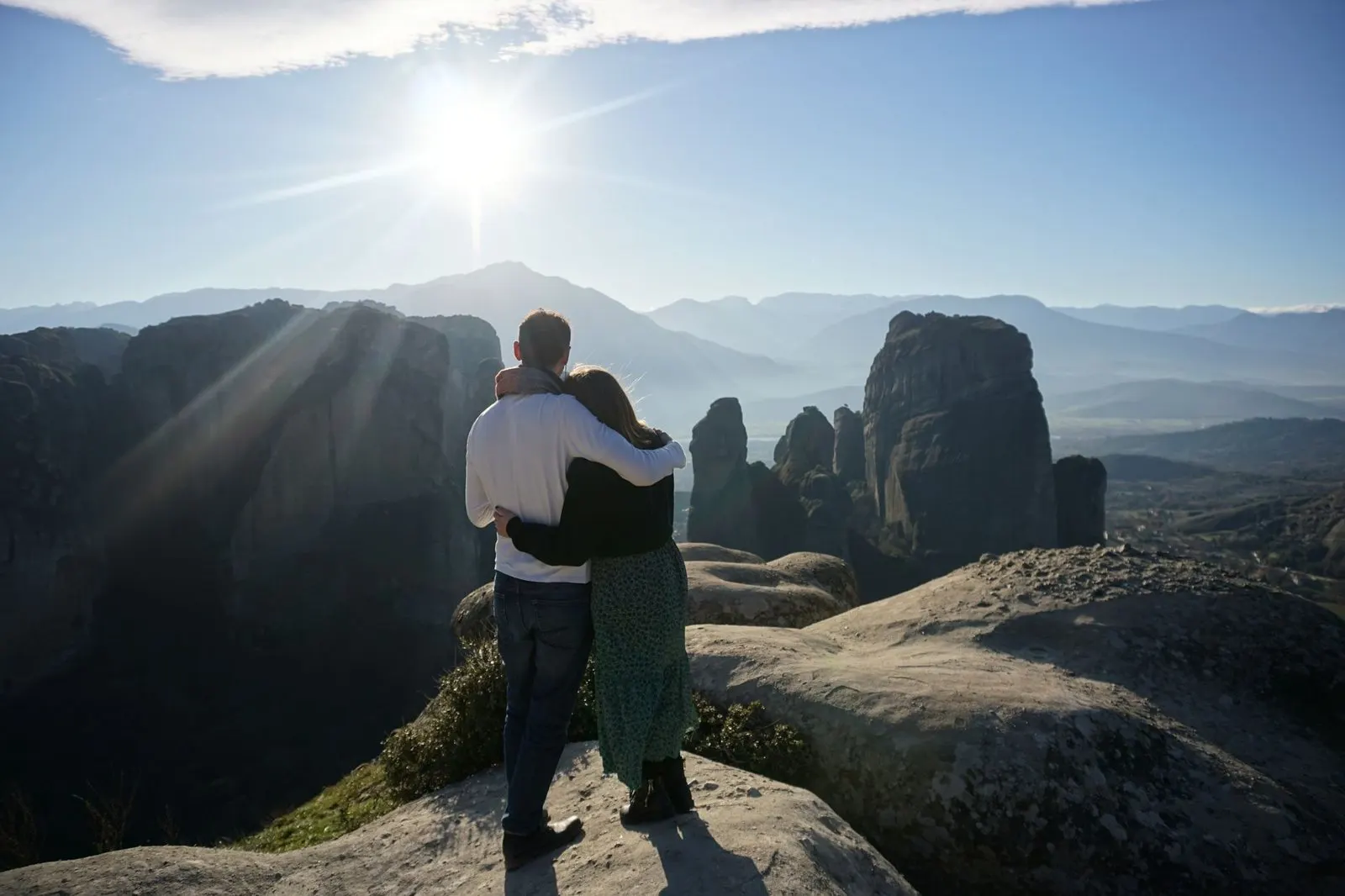 Pareja abrazada bajo la luz de la mañana, ternura entre dos signos de aire