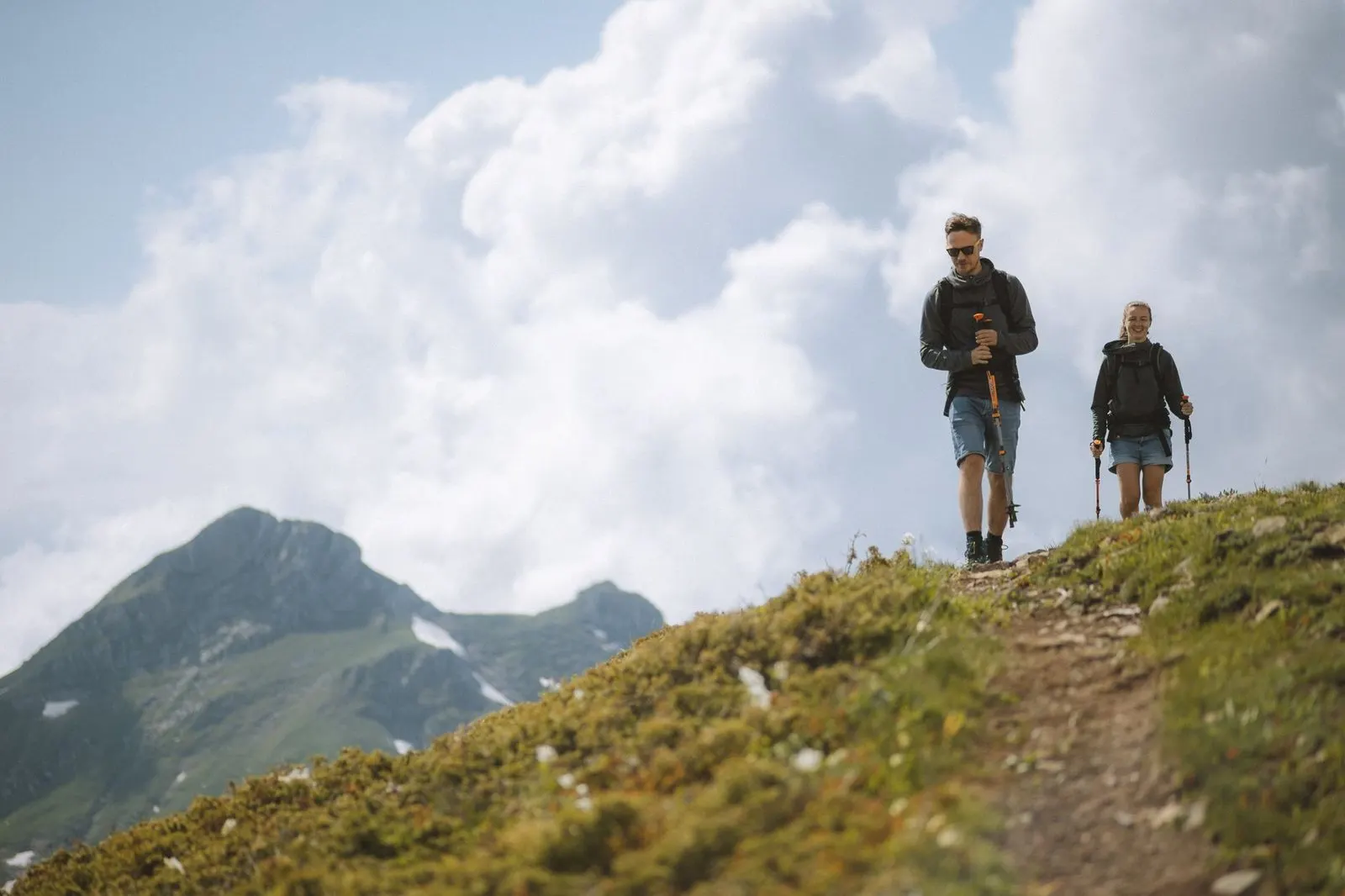Pareja de aventureros caminando por la montaña, la pareja ideal de Aries
