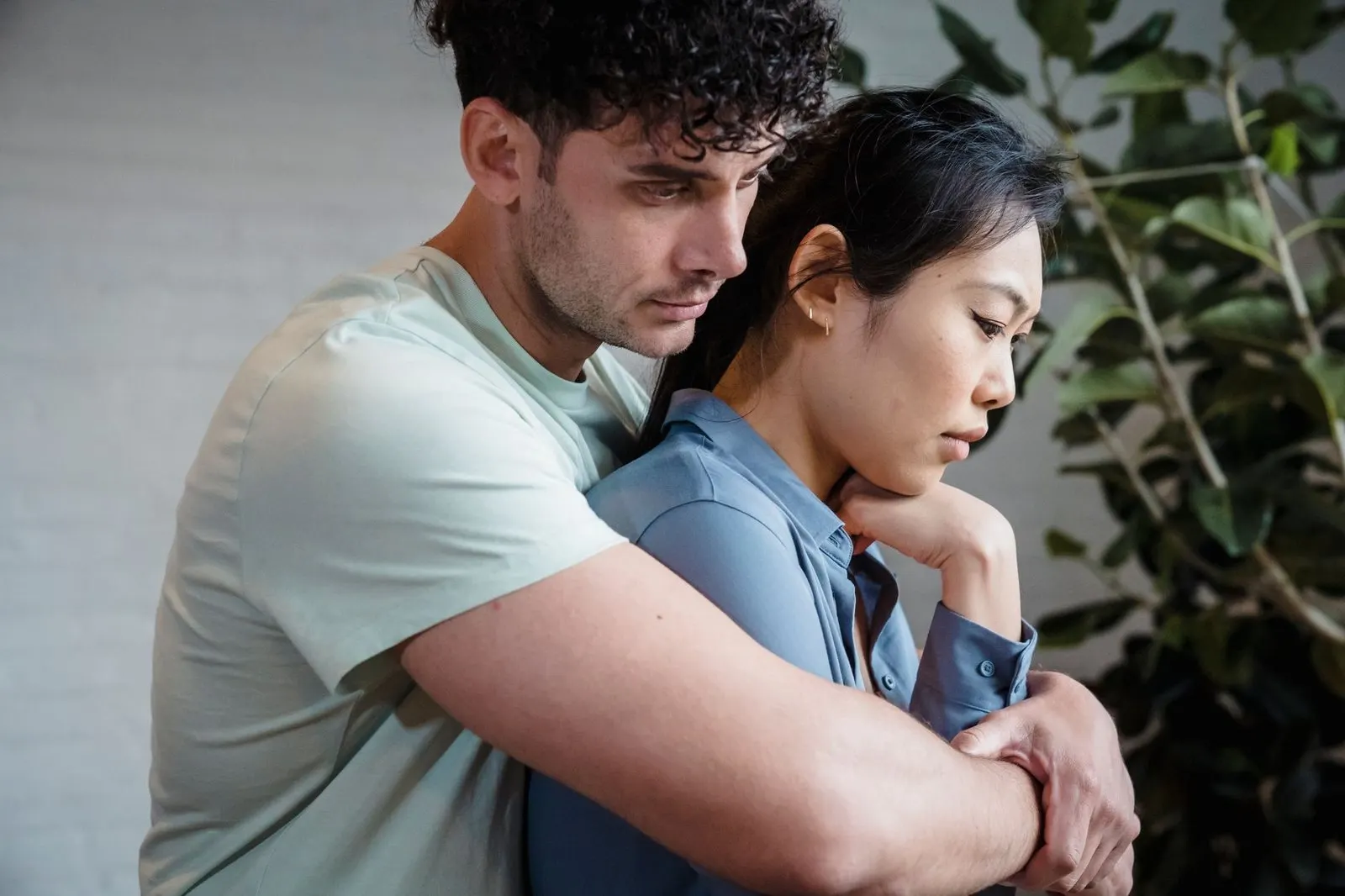 Pareja abrazándose tras una discusión, reconciliación con un Aries celoso