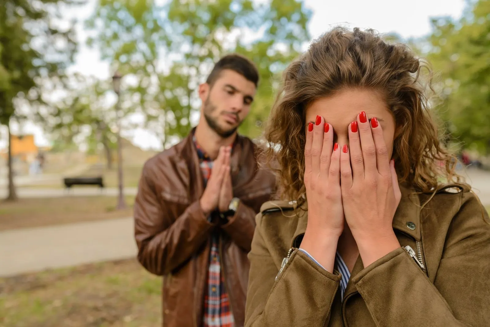 Pareja abrazándose al aire libre tras reconciliarse después del enfado de Aries