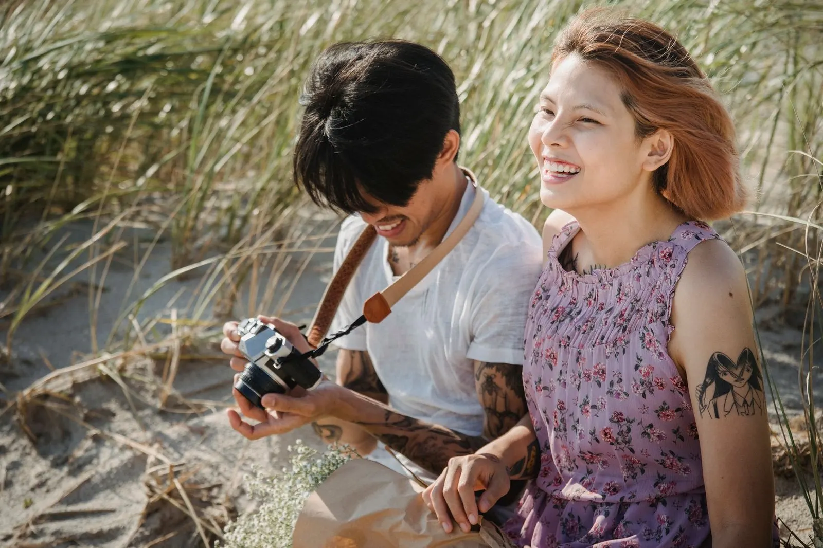 Pareja riendo durante una escapada al aire libre, así es Aries cuando se enamora