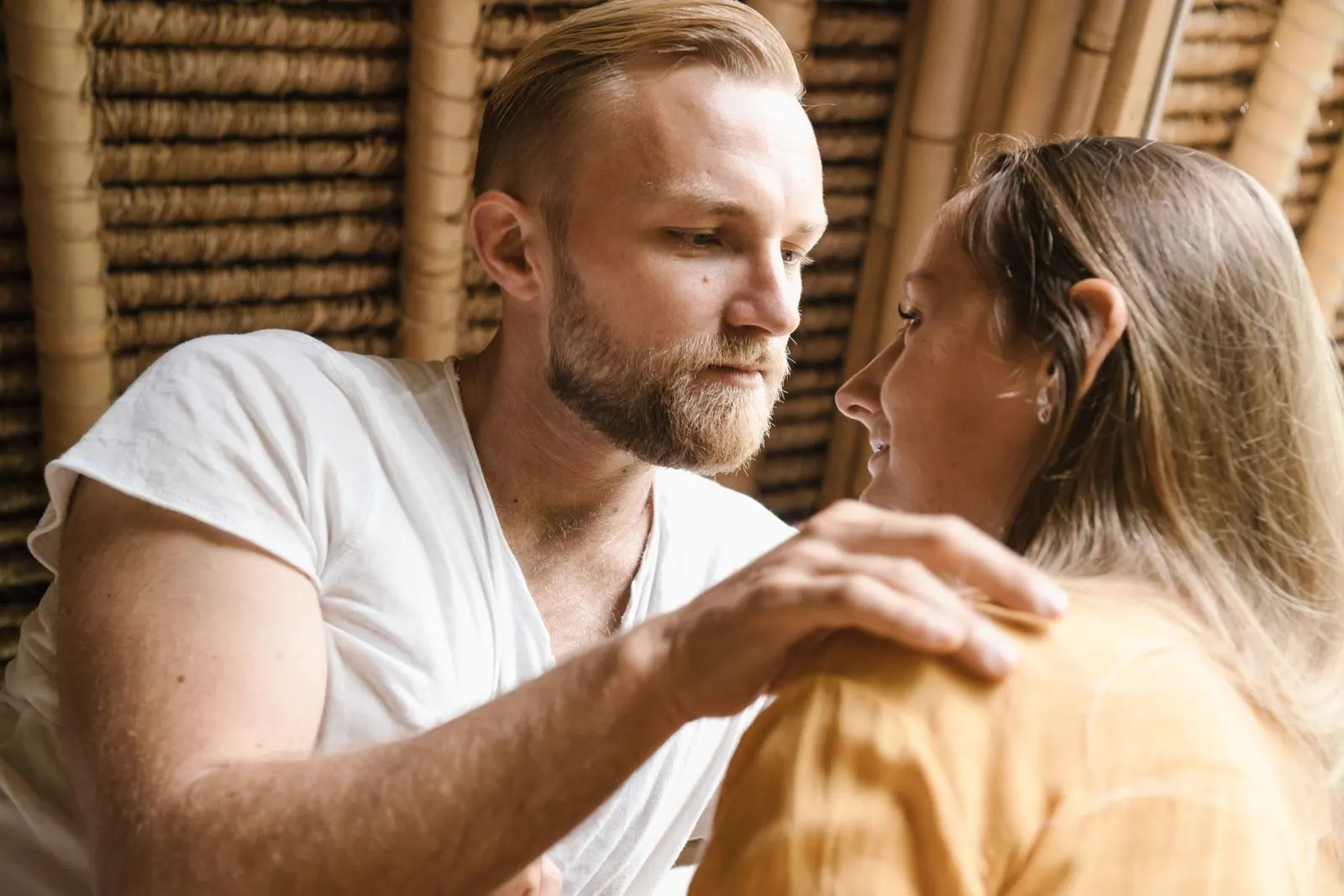 Pareja mirándose fijamente muy de cerca con tensión y deseo contenido