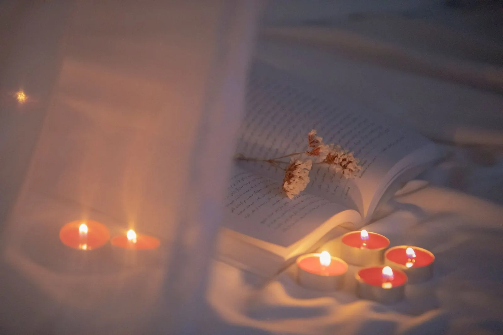 Dormitorio romántico con velas encendidas que refleja el gusto estético de Libra