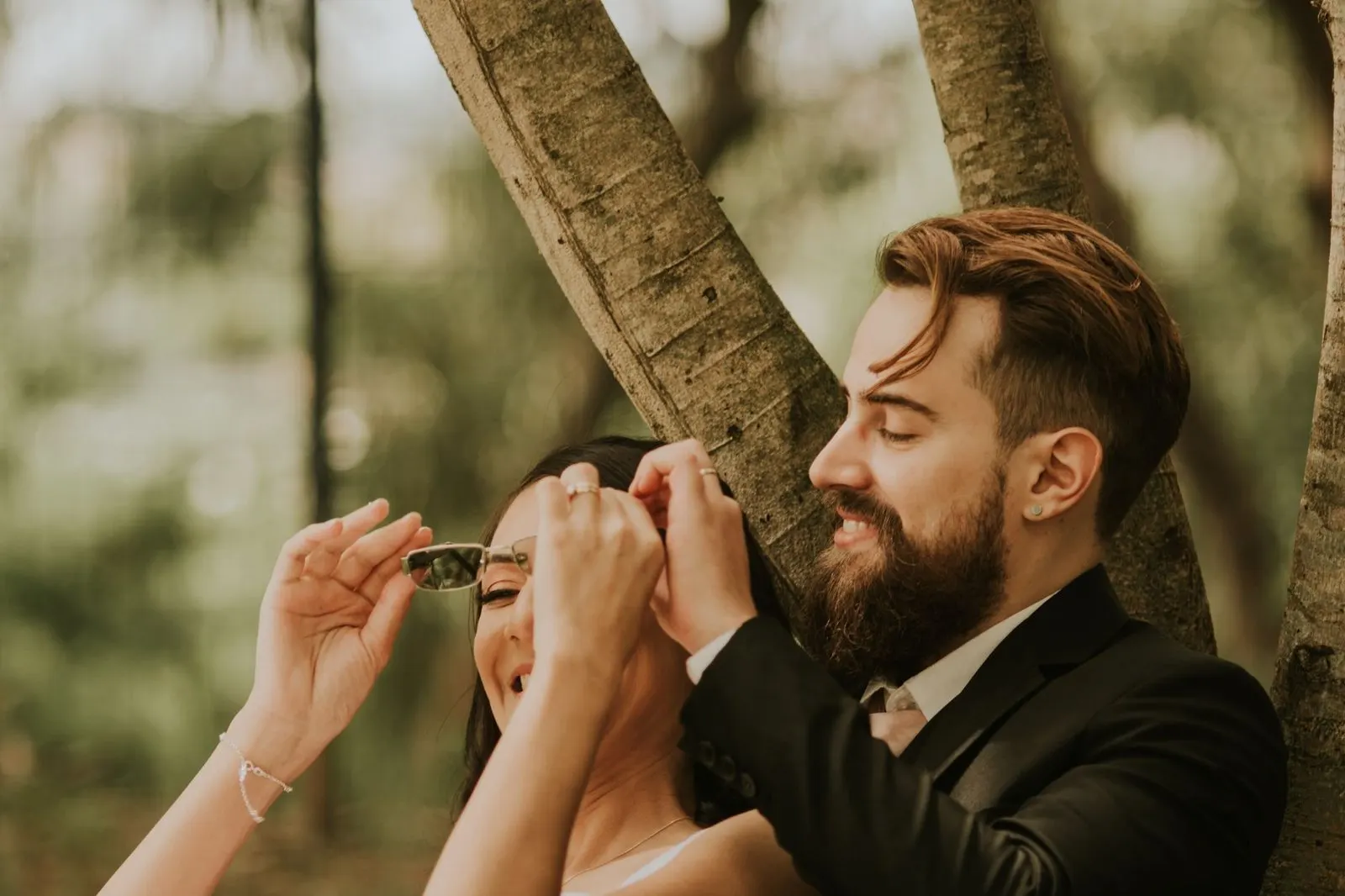 Pareja riendo con complicidad, imagen de la compatibilidad sexual Aries Libra