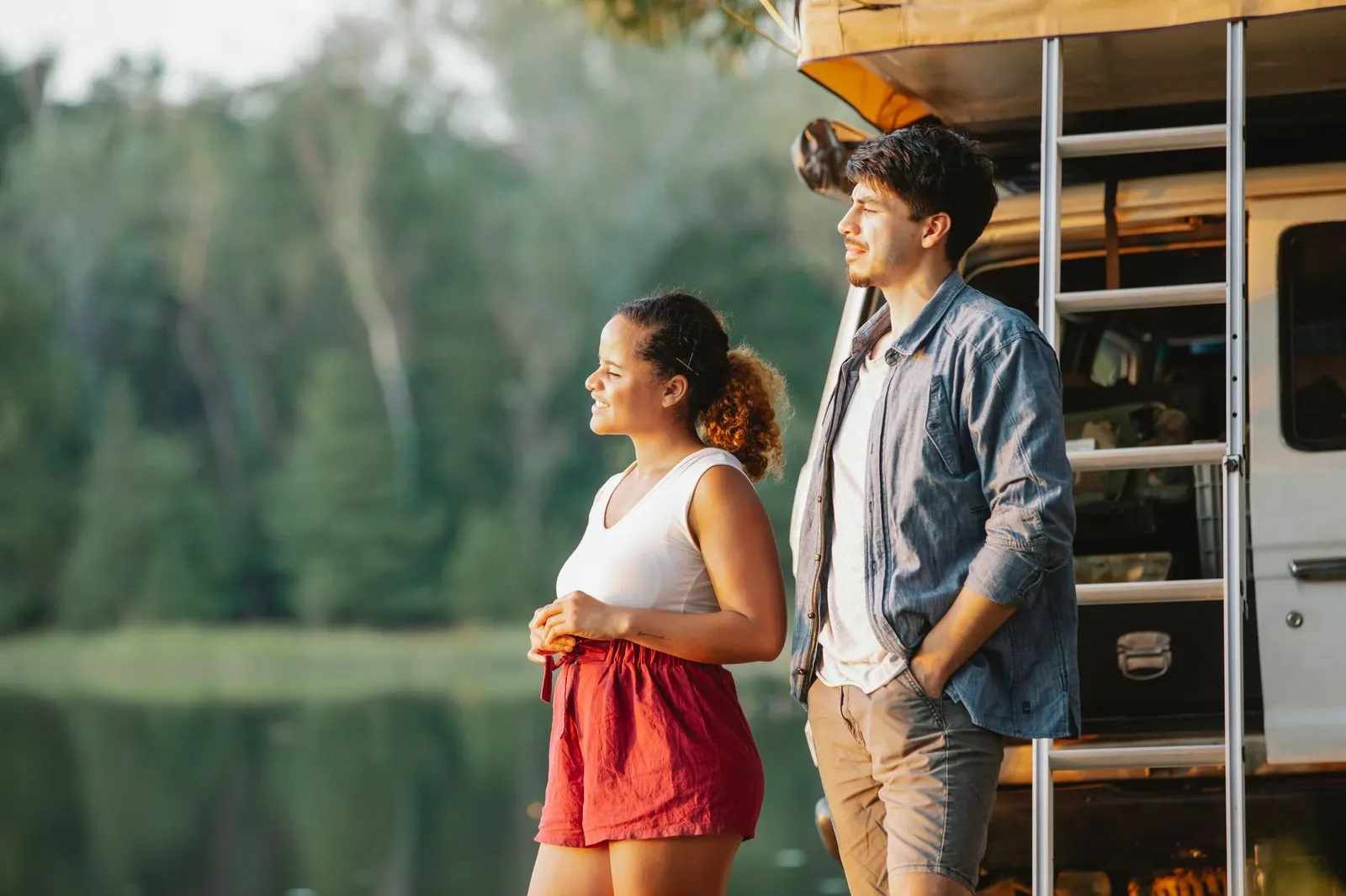 Pareja en un viaje improvisado al atardecer, espíritu aventurero de Aries y Sagitario