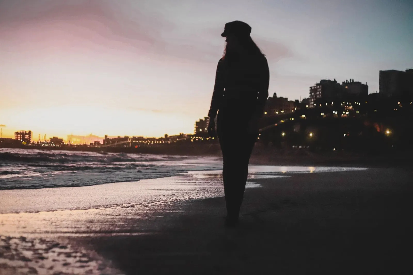 Mujer caminando sola al atardecer reflexionando sobre el silencio de su pareja