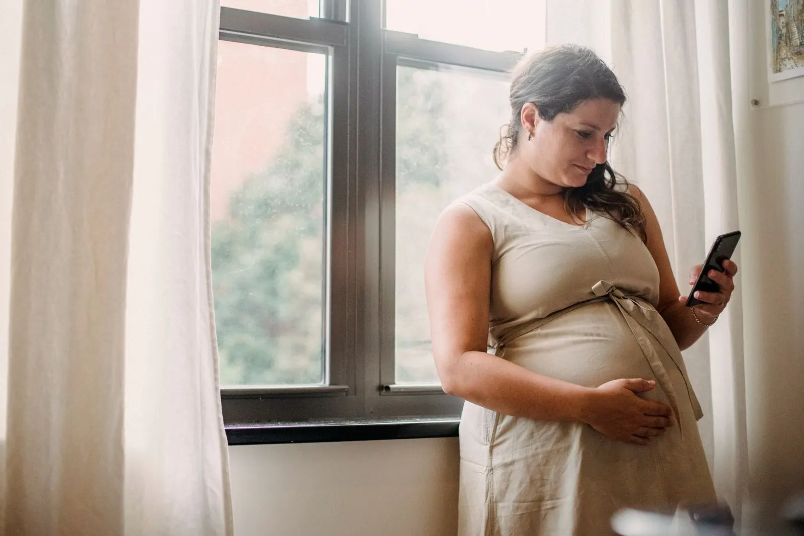 Mujer mira el móvil esperando respuesta mientras siente que Aries te ignora