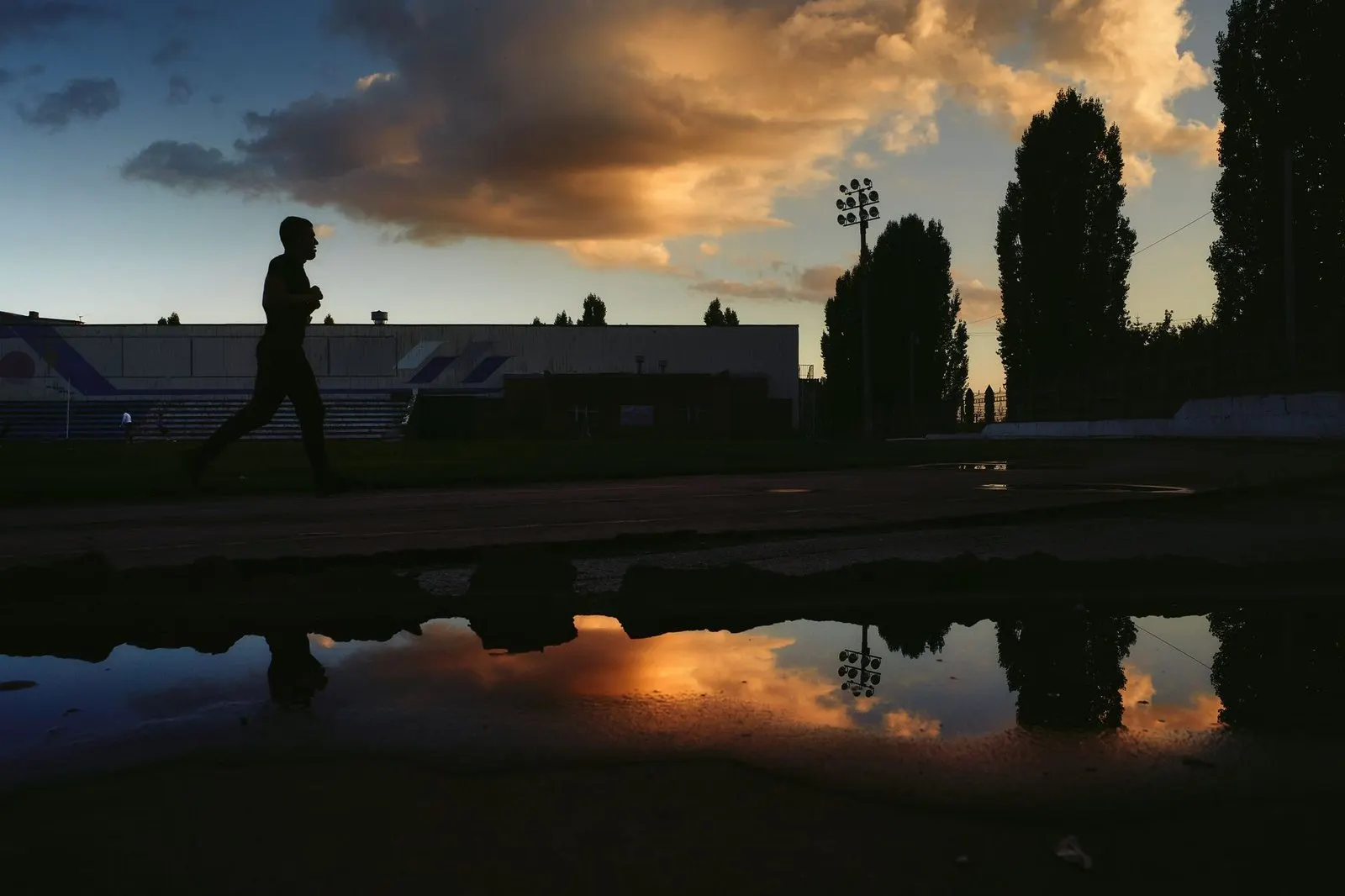 Hombre corriendo al amanecer con la energía impulsiva del ascendente Aries