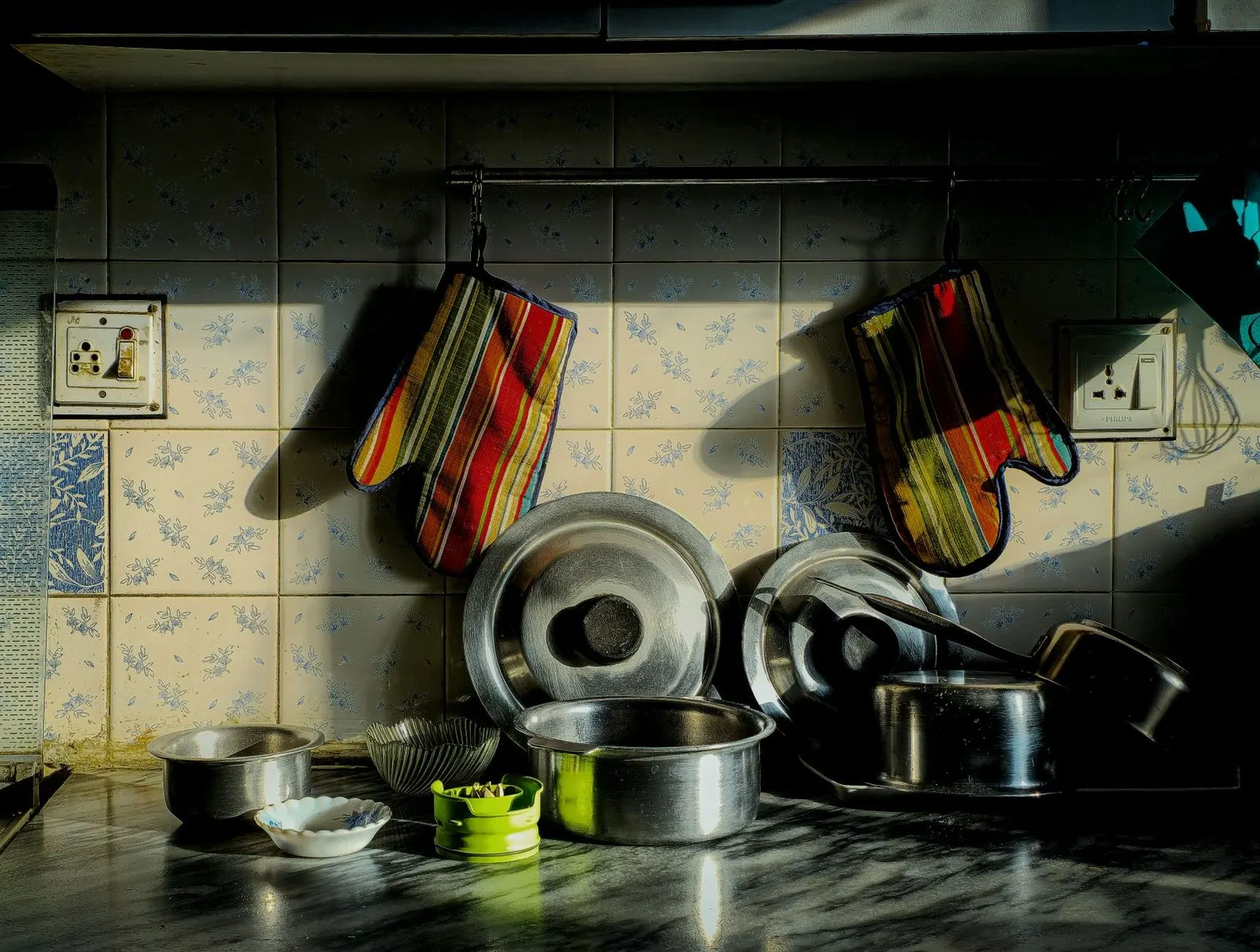 Cocina hogareña con luz cálida que refleja la necesidad de refugio del ascendente Cáncer