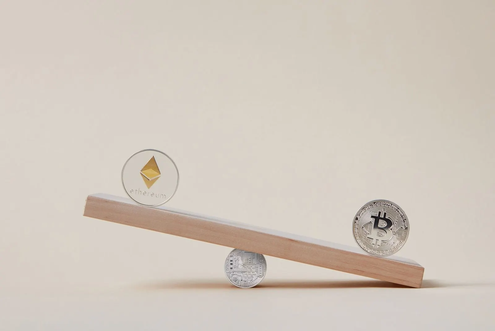 Balanza dorada en equilibrio con luz cálida, símbolo del signo de Libra