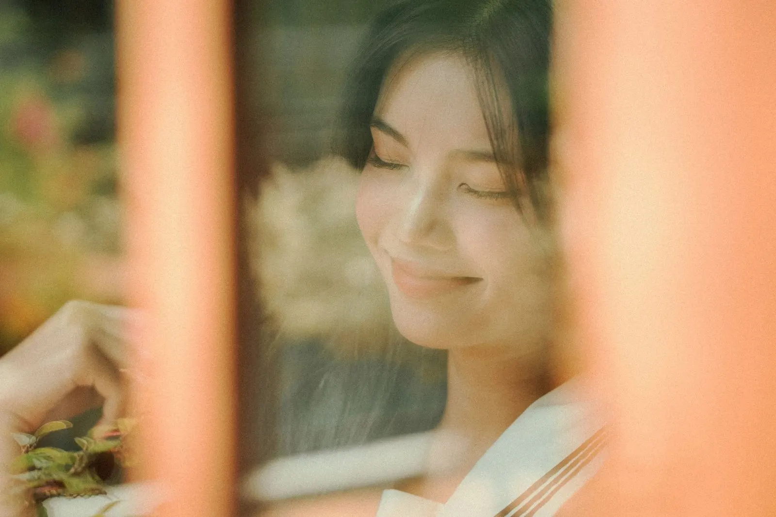 Mujer elegante sonriendo con luz suave, reflejo del encanto del ascendente Libra