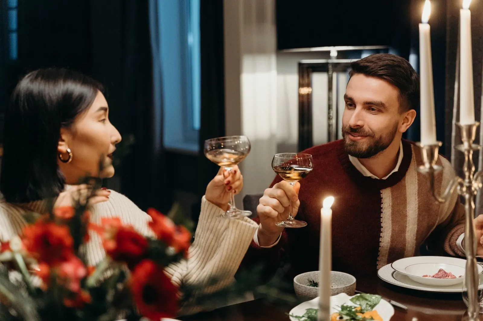 Pareja compartiendo una cena tranquila, reflejo del amor sensorial del ascendente Tauro