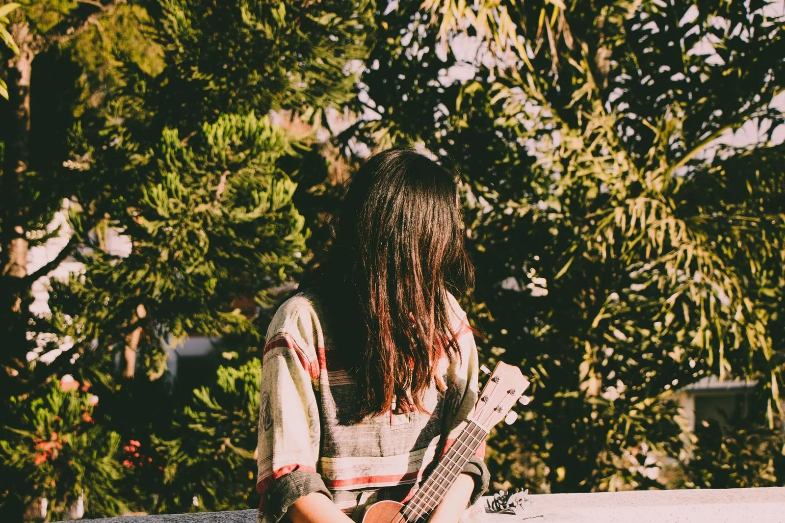 Mujer serena en un jardín soleado, imagen de la calma del ascendente Tauro