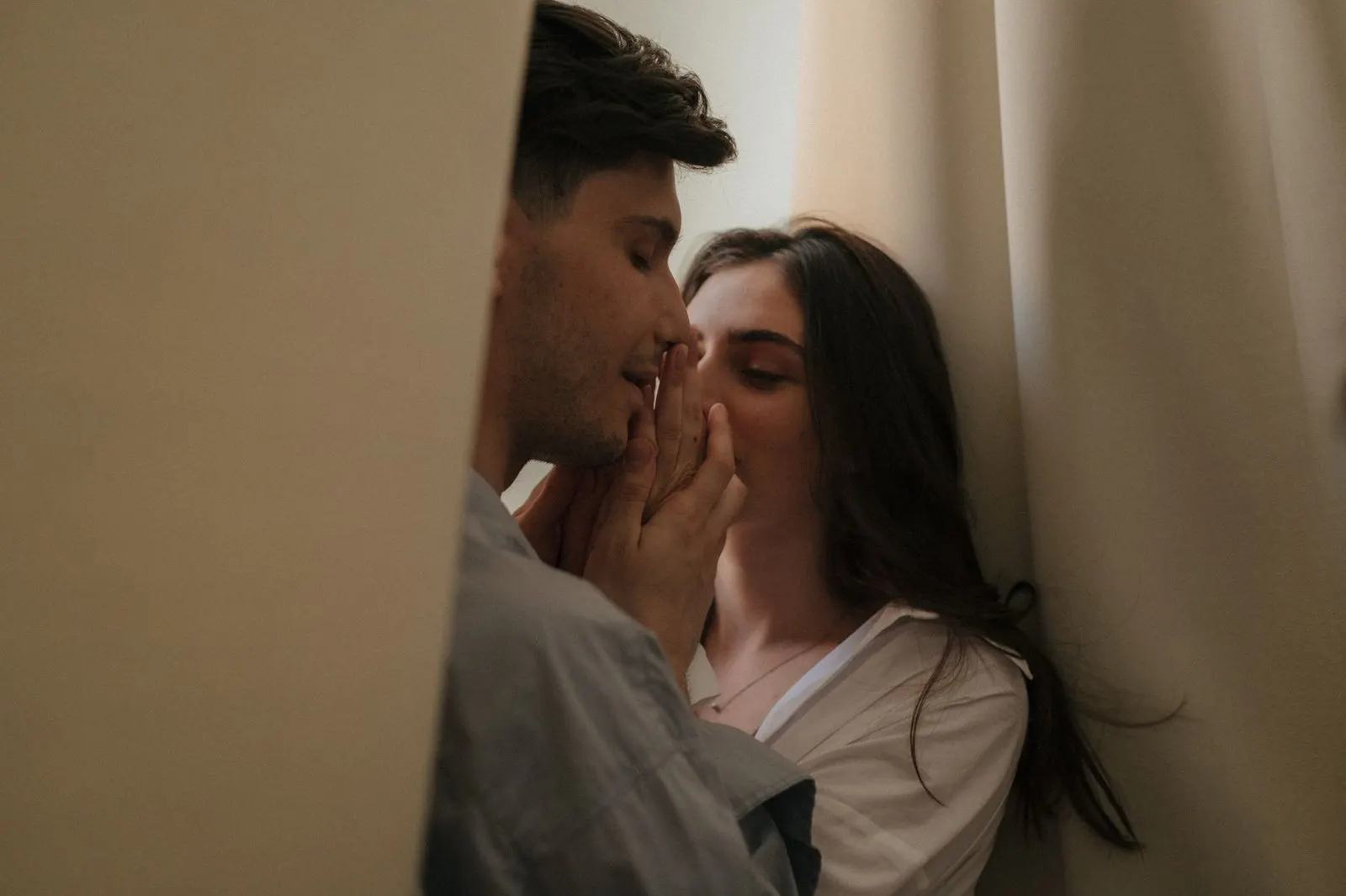 Pareja hablando en voz baja muy cerca, complicidad sexual entre Cáncer y Escorpio