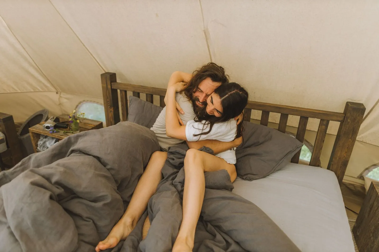 Pareja abrazada en la cama, imagen de Cáncer y Géminis en la cama