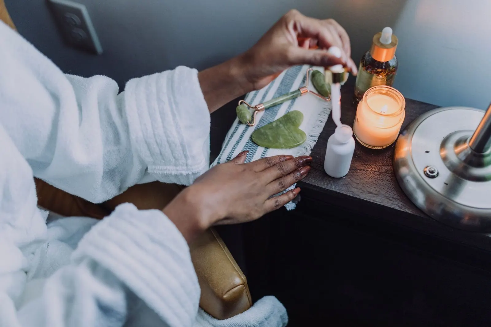 Velas y aceite de masaje en un dormitorio cálido y sensual