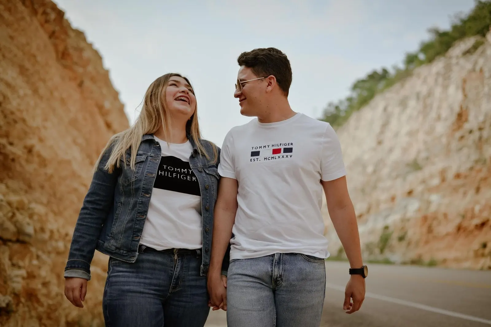 Pareja riendo durante una excursión, señal de cómo saber si un Aries está enamorado