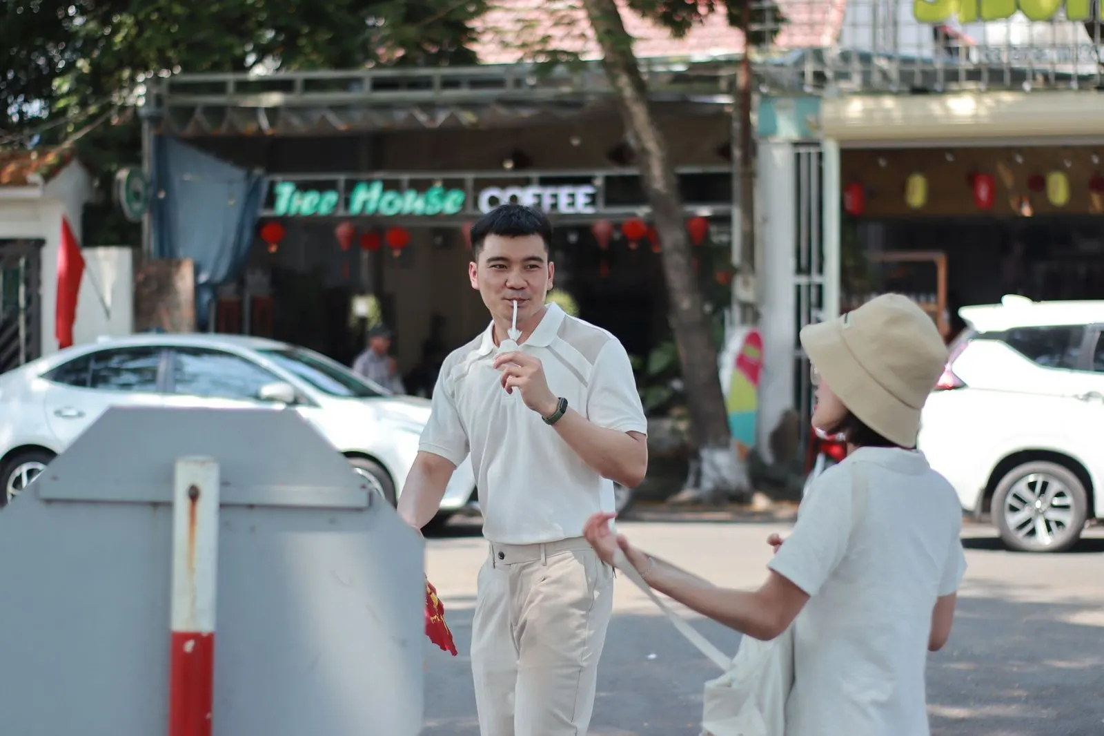 Pareja reencontrándose en la calle tras un tiempo separados, sonriendo con timidez