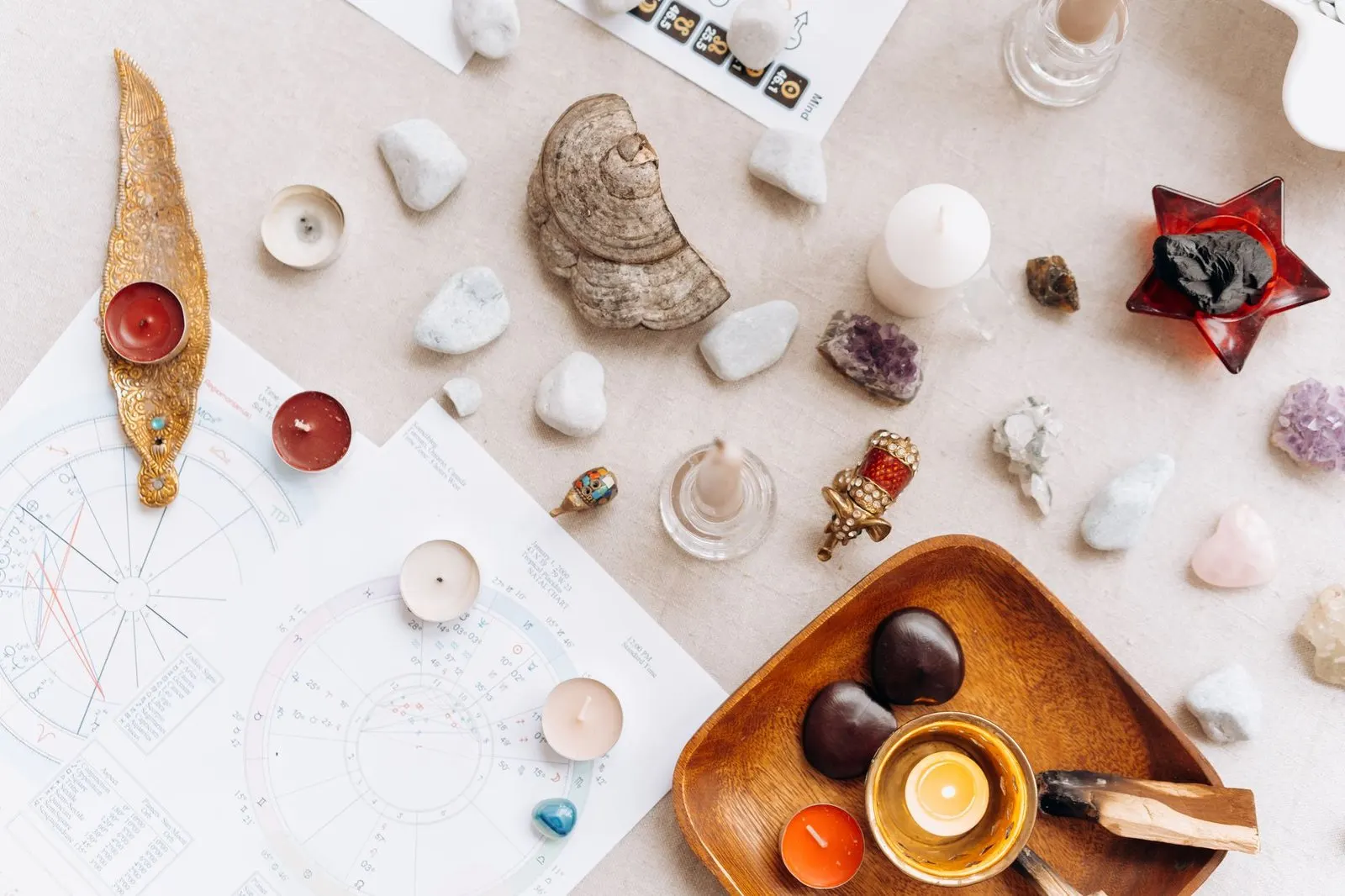 Carta natal impresa sobre una mesa para estudiar la compatibilidad zodiacal de pareja
