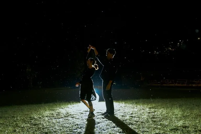 Pareja contemplando el cielo estrellado, símbolo de la compatibilidad de signos