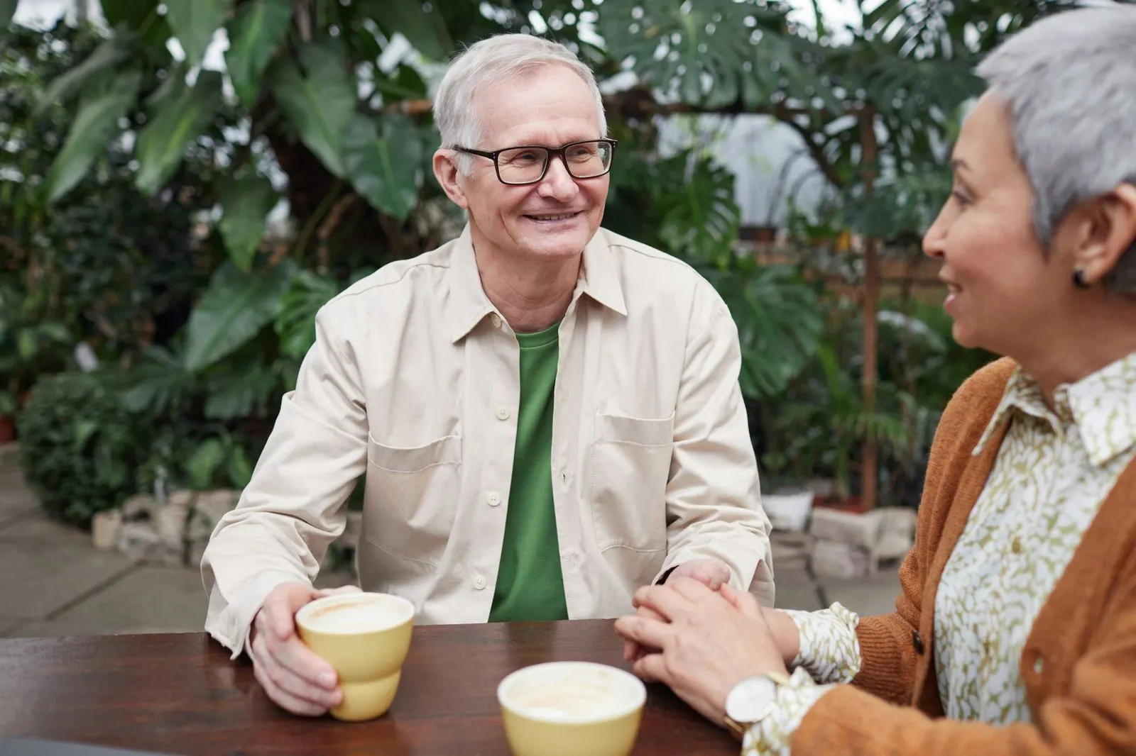 Pareja conversando animadamente en una cafetería tras conocerse por mensajes