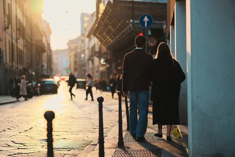 Pareja apasionada caminando por la ciudad, reflejo del descendente en Aries