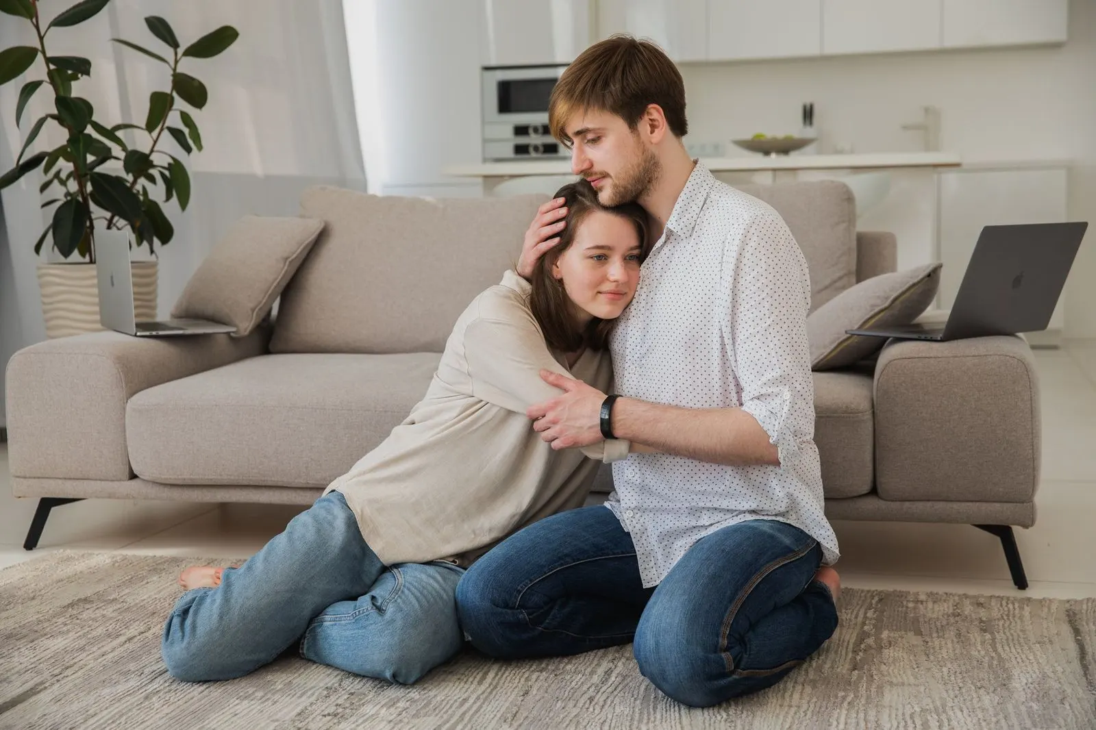 Abrazo tierno de pareja en el sofá, intimidad propia de la casa 7 en Cáncer