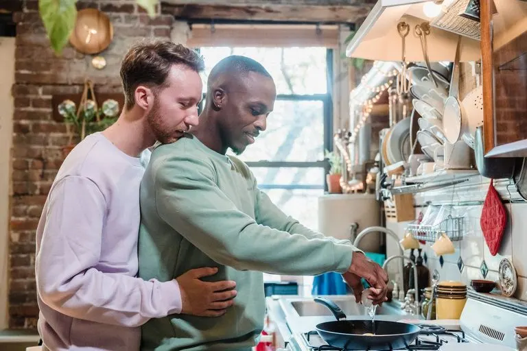 Pareja cocinando junta en casa, imagen del descendente en Cáncer y el hogar