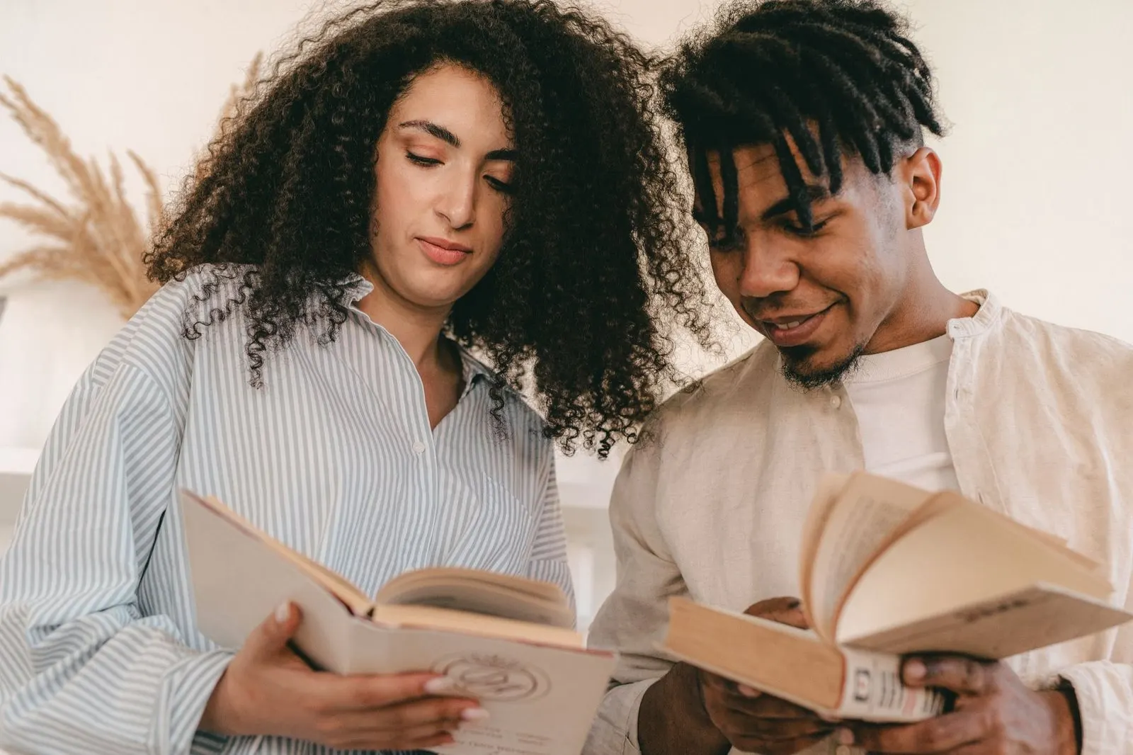 Dos personas leyendo juntas en casa, complicidad mental de la casa 7 en Géminis