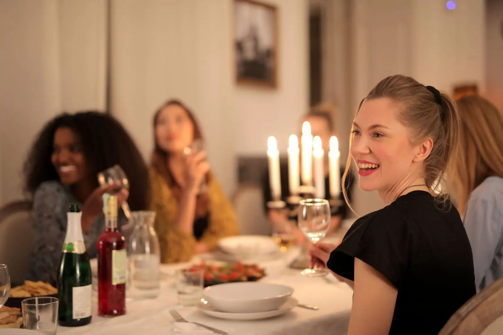 Persona carismática animando una cena con amigos, energía leonina de la casa 7