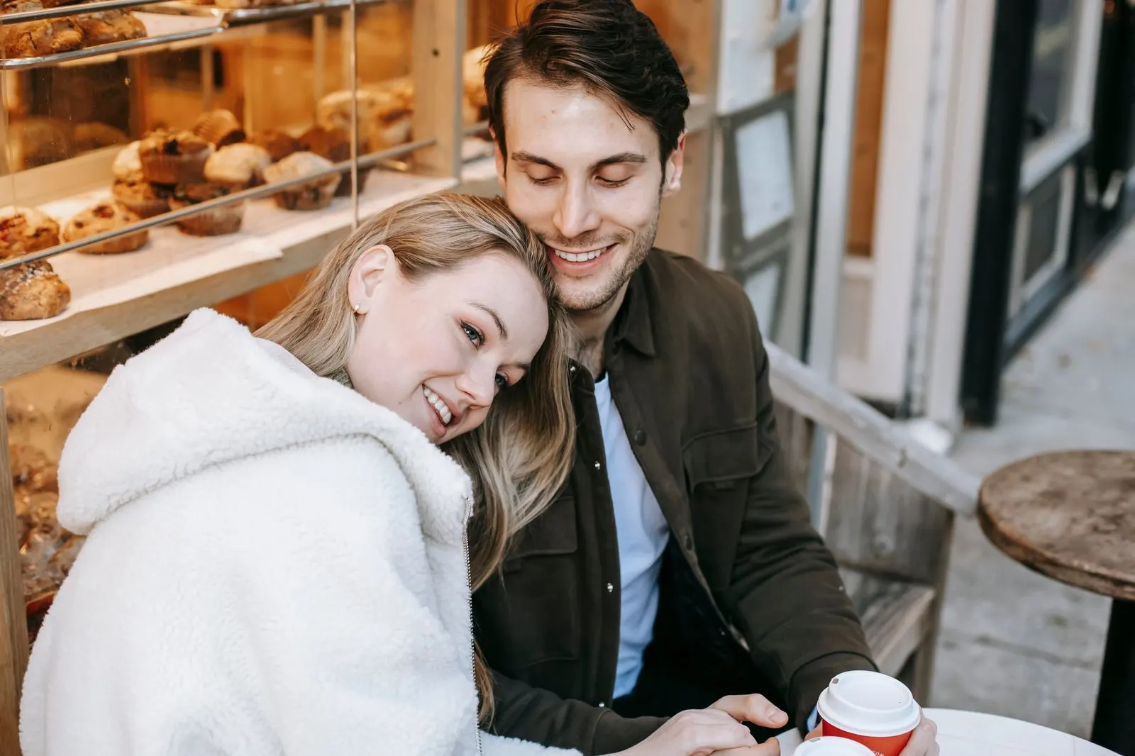 Escorpio y Acuario en el amor compartiendo risas en una cafetería