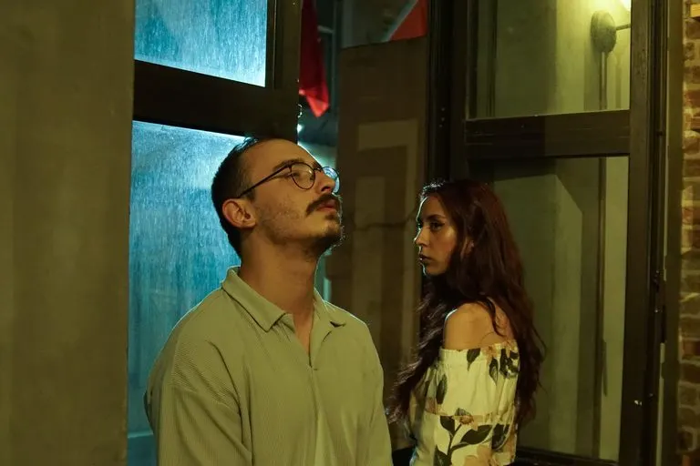 Pareja conversando de noche: cómo enamorar a un Acuario si soy Escorpio