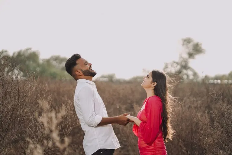 Pareja riendo al atardecer, cómo enamorar a un Aries si soy Piscis
