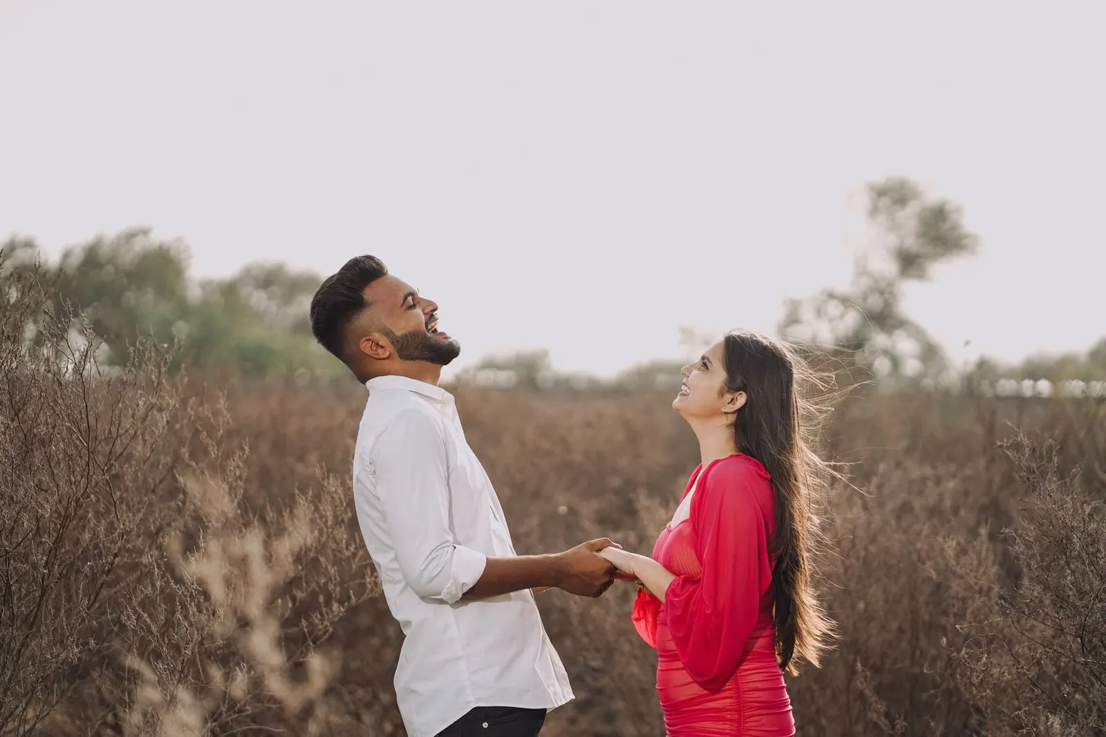 Pareja riendo al atardecer, cómo enamorar a un Aries si soy Piscis