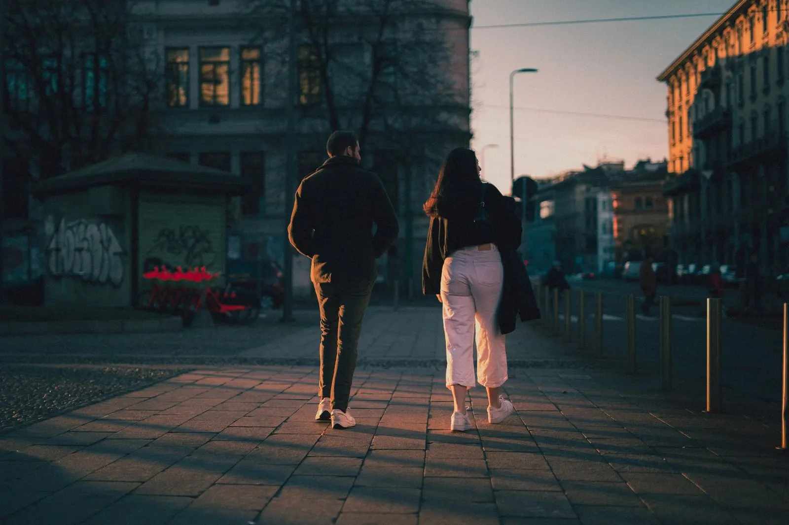 Pareja paseando al atardecer, Acuario y Capricornio construyendo una relación estable