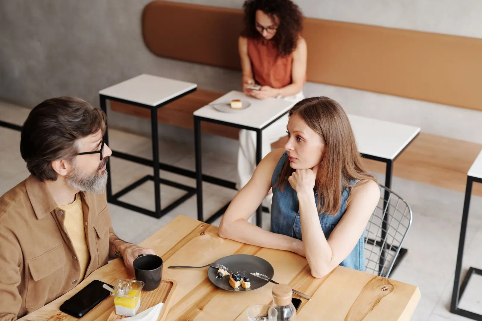Pareja conversando en una cafetería, cómo enamorar a un Capricornio si soy Acuario
