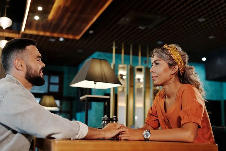 Pareja conversando en una cafetería, cómo enamorar a un Capricornio si soy Géminis